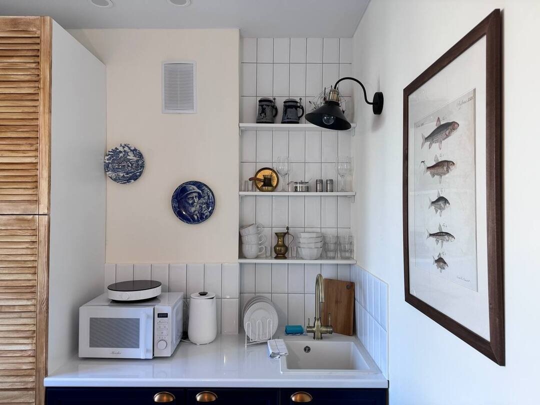 Современная кухня, полностью оборудованная для самостоятельного приготовления блюд