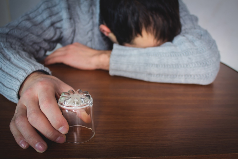 Как лечат алкоголизм в наркологическом диспансере: этапы и реалии. (Источник изображения freepik.com)