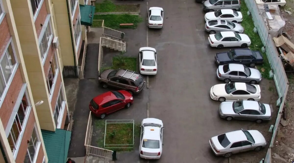 Законность парковки автомобилей рядом с окнами жилых домов