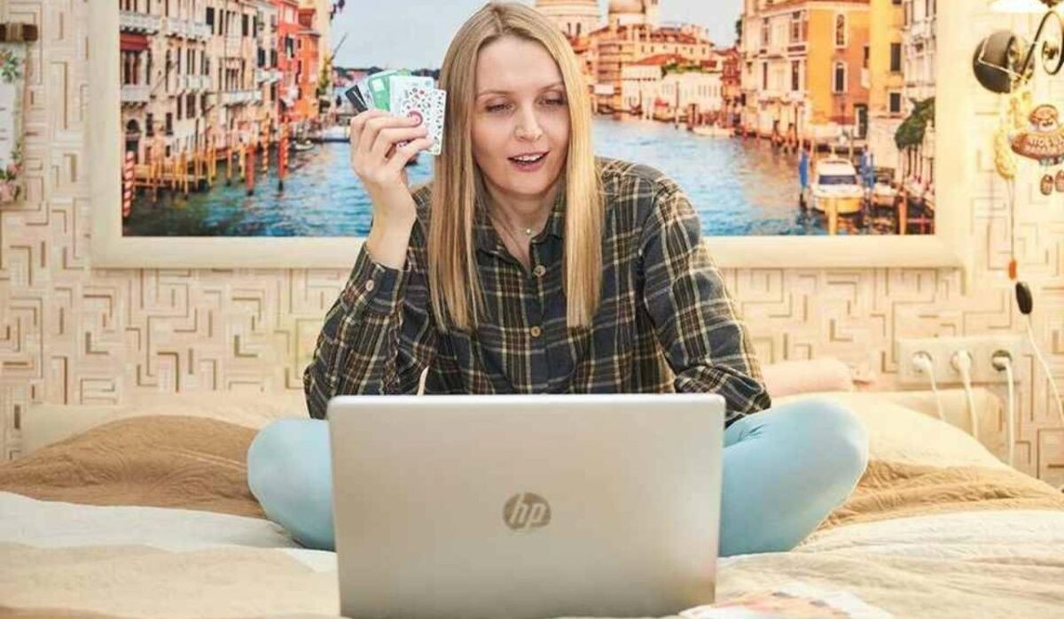     Женщина с картами и ноутбуком. Источник: kp.ru Автор фото: Николай Оберемченко