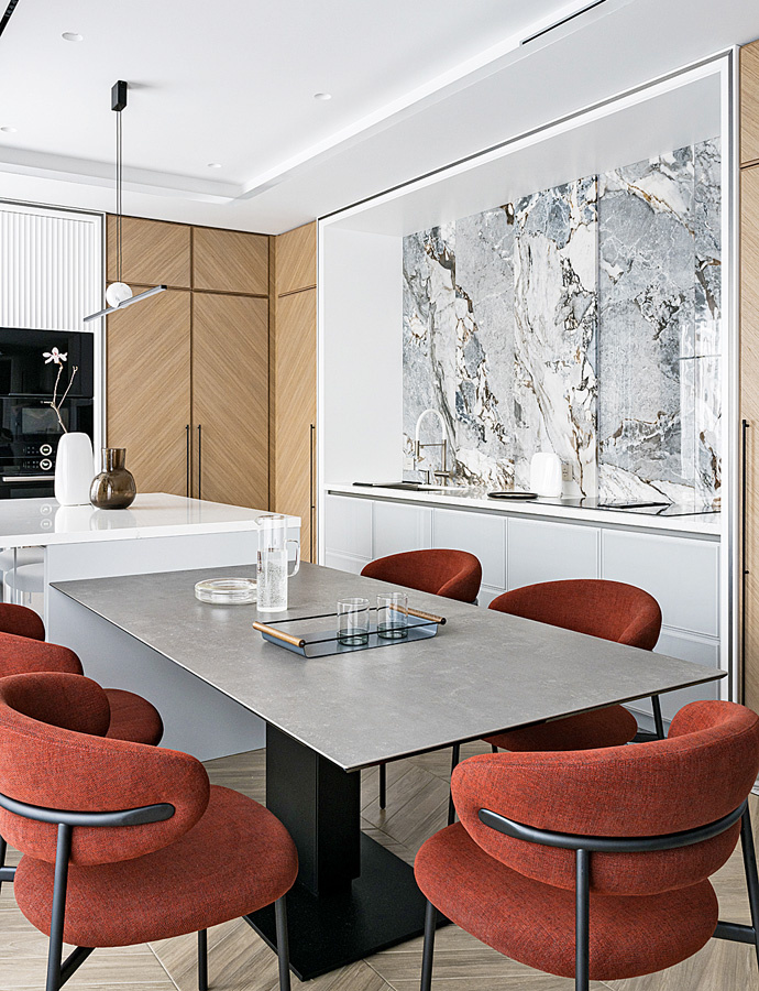 Стулья Oleandro, стол Echo, Calligaris - всё Галерея А; краска Satin SM премиальной серии H&H, Derufa; светильник Italamp серия Regolo, Dream Company; кухня, декоративная рама - всё Стиль La’ Rus;  крупноформатный керамогранит, 4 Room