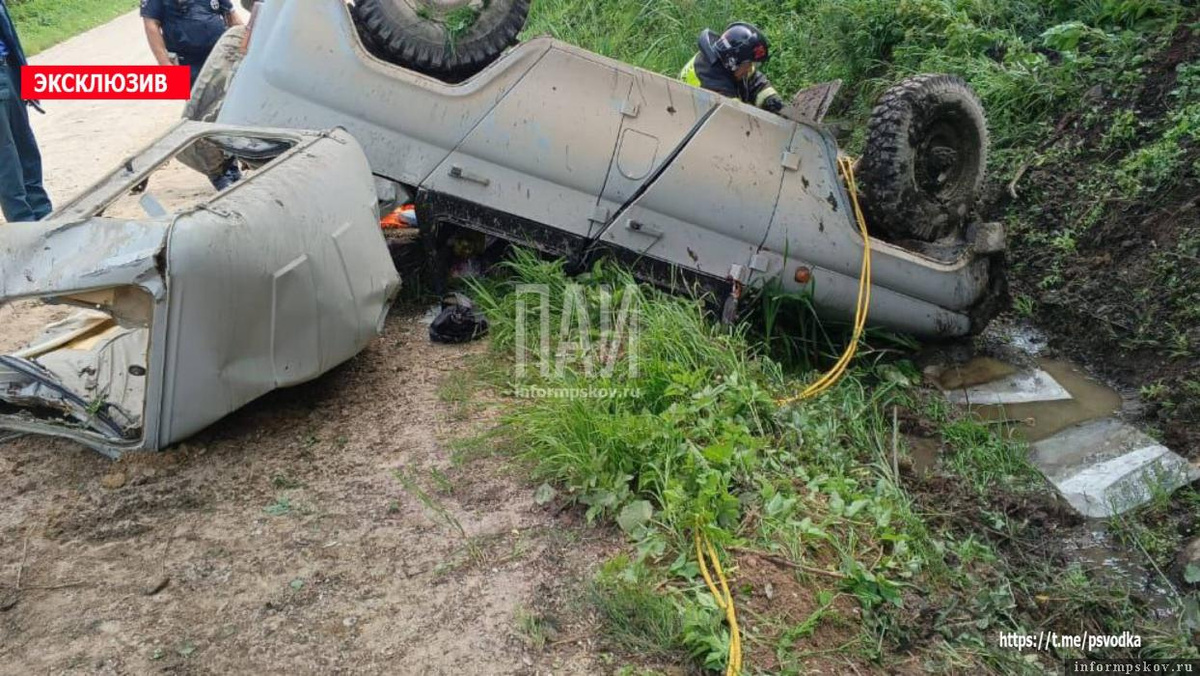 Мужчину зажало в автомобиле после ДТП в Порховском районе. Фото: ПАИ