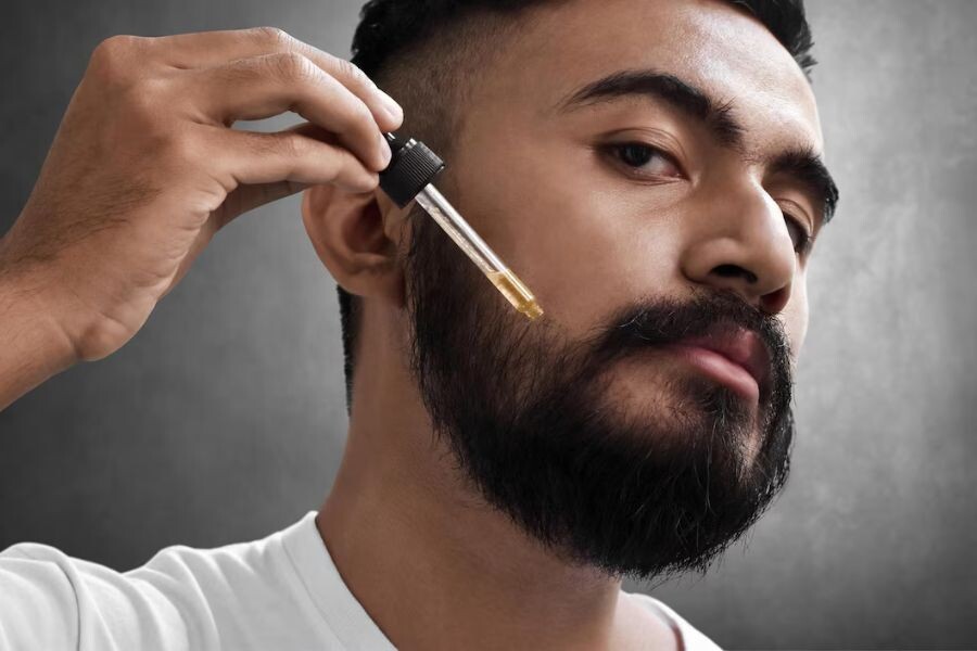 Нанесение растительного масла для бороды и усов