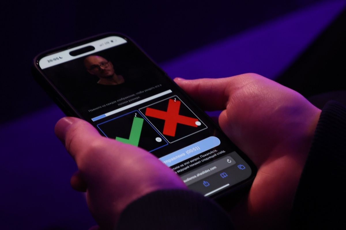 Зритель в зале готовится проголосовать