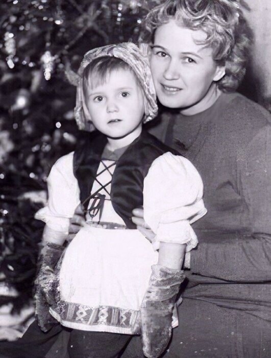 Ирина Розанова в детстве с мамой.