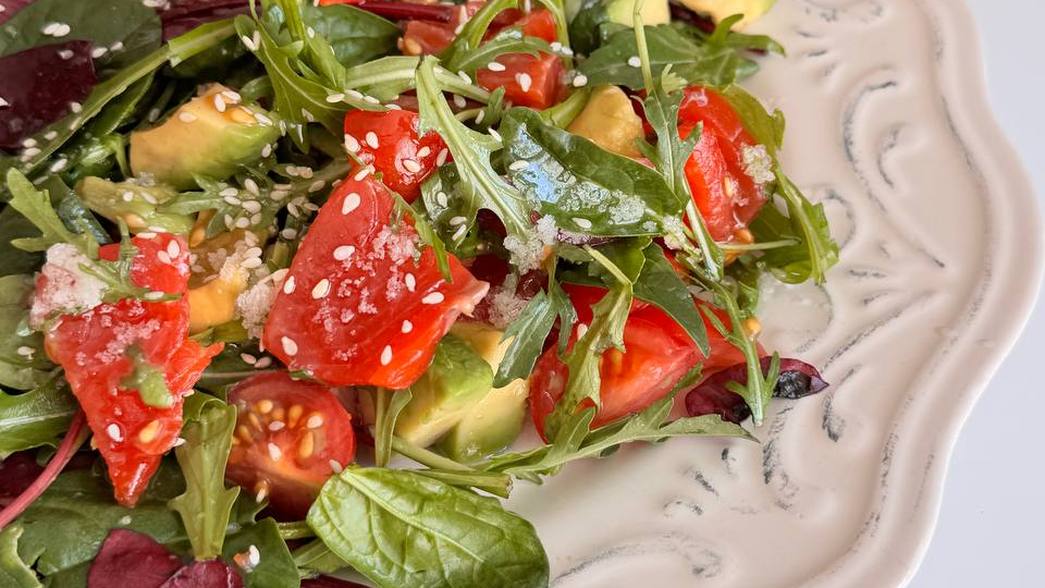 Салат с лососем и заправкой из масла кедрового ореха