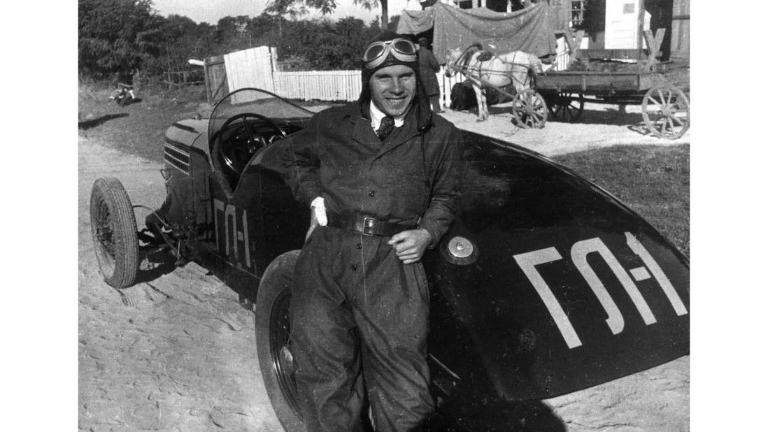 Гонщик А.Ф. Николаев рядом с первым прототипом