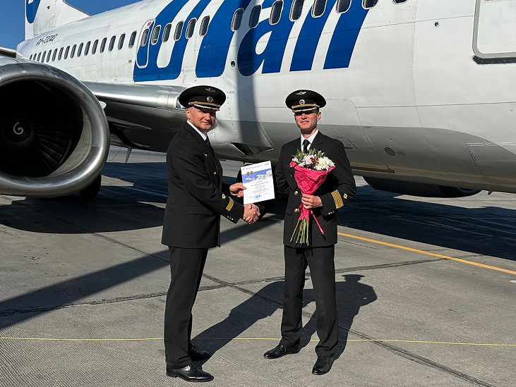 Павел Шевченко, командир летного отряда № 2 и Николай Хныкин, командир воздушного судна Boeing 737 авиаэскадрильи № 1 летного отряда № 2