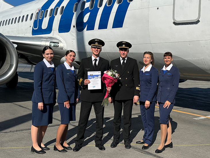 Слева направо: Наталья Вахрушева, бортпроводник СБП г. Тюмень
Анастасия Щербакова, бортпроводник СБП г. Тюмень
Николай Хныкин, командир воздушного судна Boeing 737 авиаэскадрильи № 1 ЛО № 2
Константин Куражковский, второй пилот ВС Boeing 737 авиаэскадрильи № 2 ЛО № 2
Татьяна Шульгина, бортпроводник-инструктор СБП г. Тюмень
Ирина Сердюкова, бортпроводник-бригадир СБП г. Тюмень