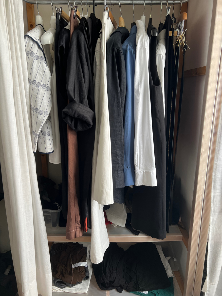 Это мой реальный гардероб. Самой неудачной покупкой я считаю голубую шелковую блузку, так как ее довольно сложно вписать в повседневные образы с учетом маленького ребенка, но время от времени я ее примеряю и радуюсь натуральному шелку. Больше шелковые блузки я не покупаю :).