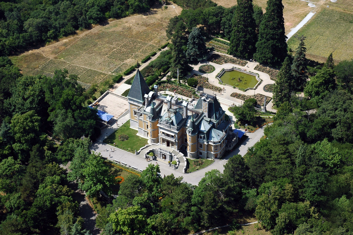 Вид на Массандровский дворец // Фото: Валерий Савлаев