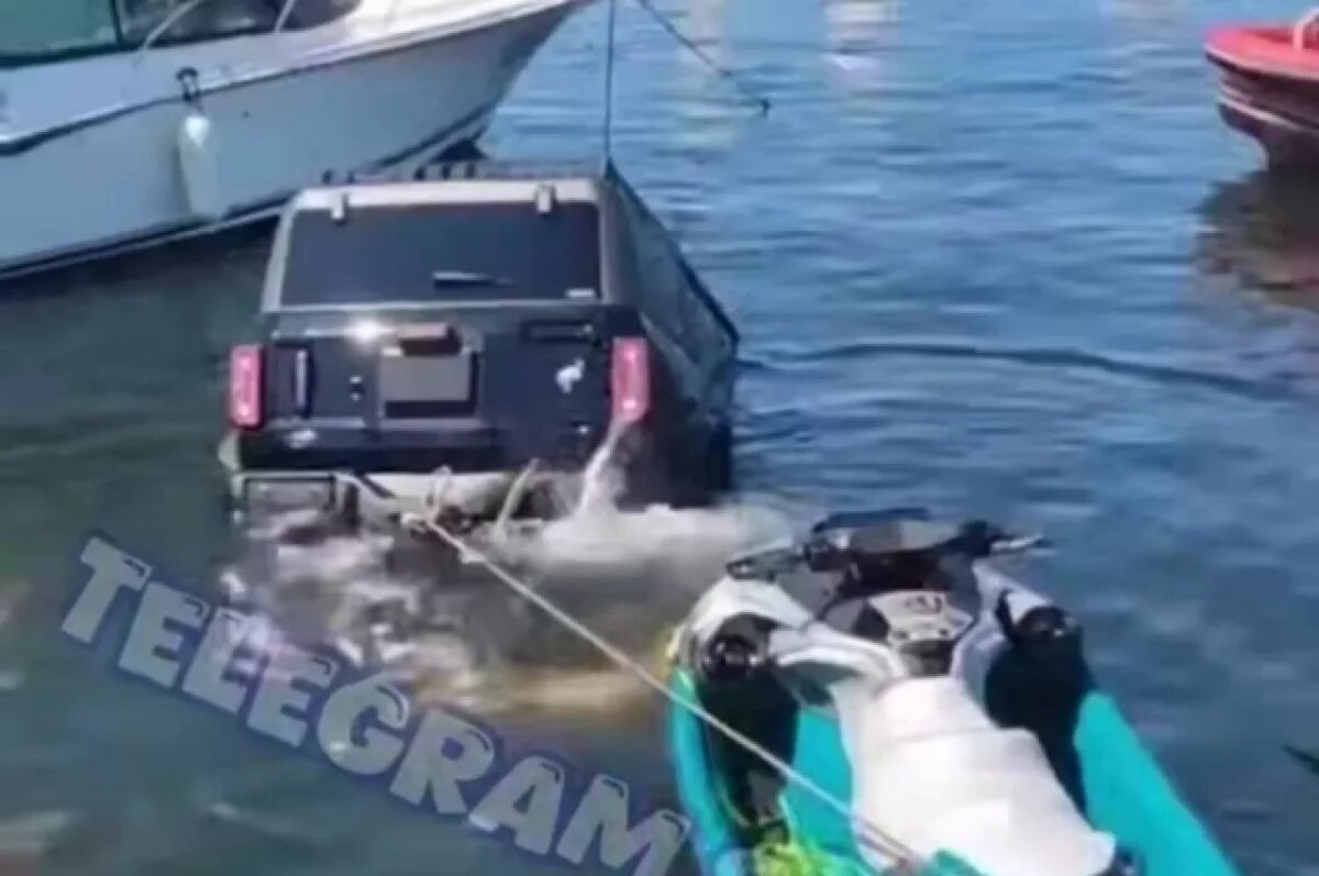    В момент происшествия водителя в машине не было, никто из людей не пострадал