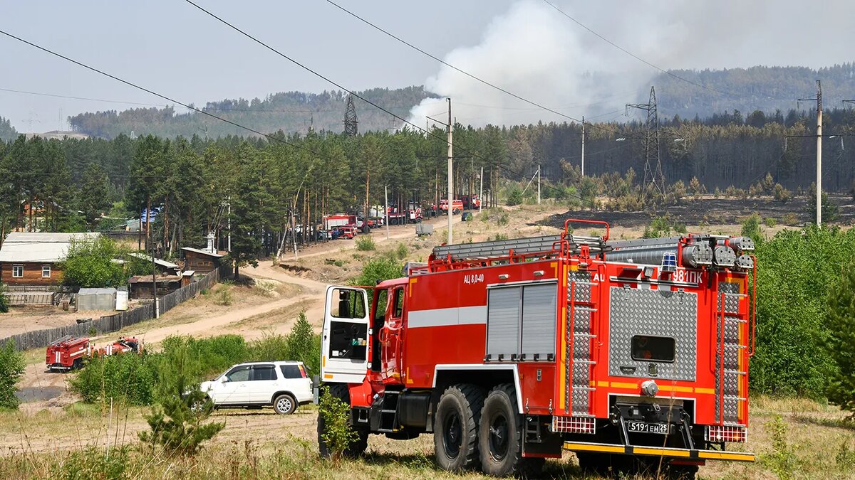   Евгений Епанчинцев / ТАСС- Автомобиль МЧС России во время тушения лесного пожара около поселка Атамановка