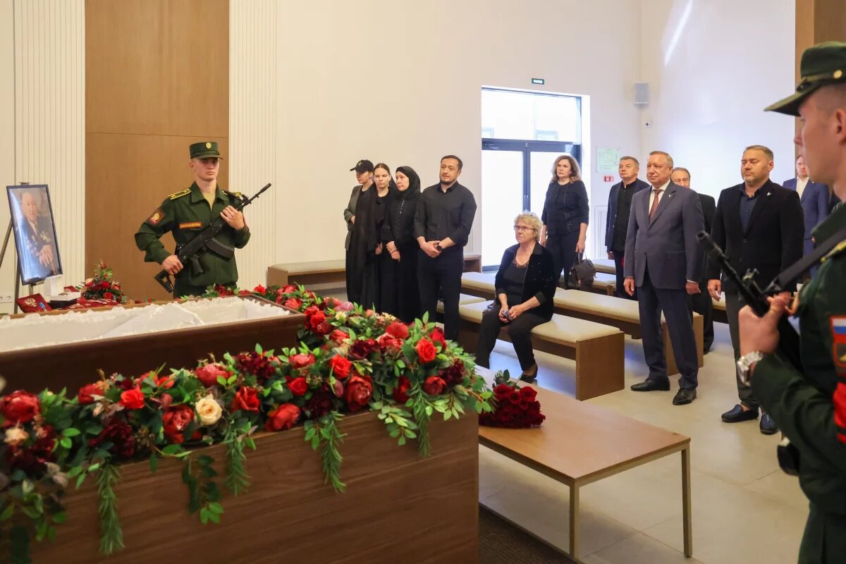    Александр Беглов простился с Почётным гражданином города Зиновием Меркиным