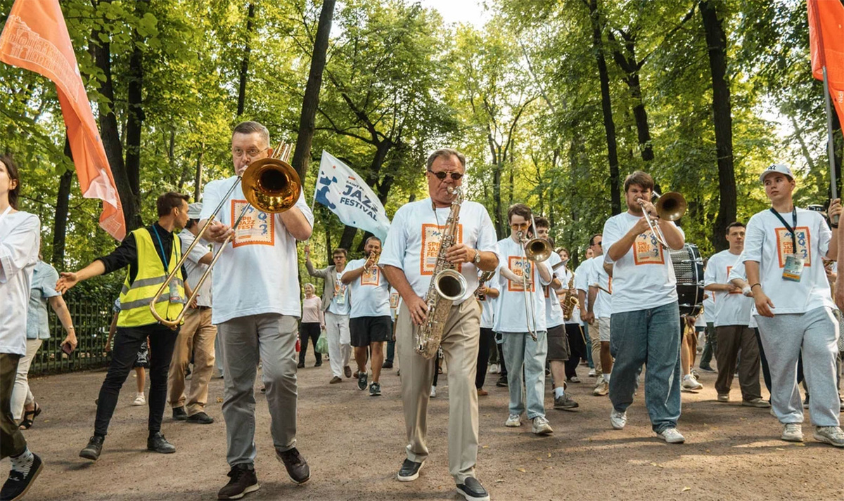 Накануне по аллеям Летнего сада Русского музея прошли более 50 музыкантов с джазовыми импровизациями.  Фото: Фото: пресс-служба Санкт-Петербургского международного джазового фестиваля