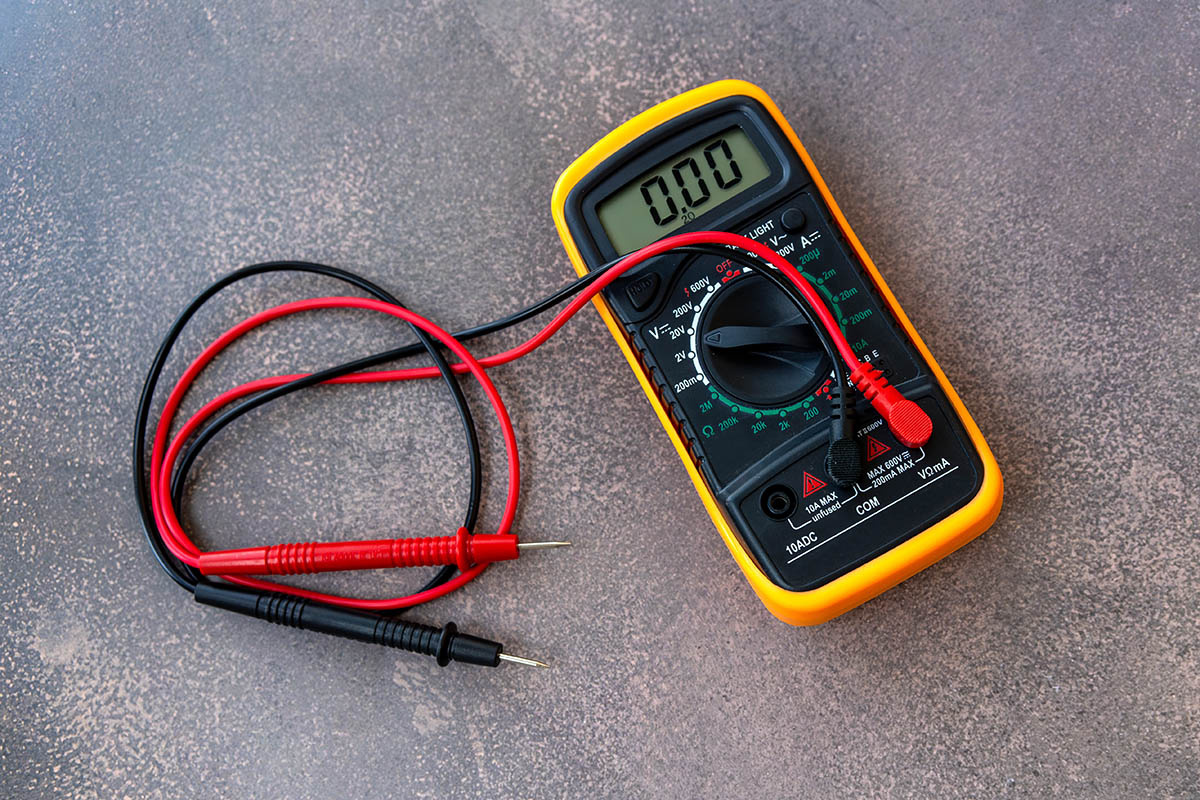    Цифровой мультиметр — верный помощник автомобилистов и домашних мастеров. Источник: Shutterstock