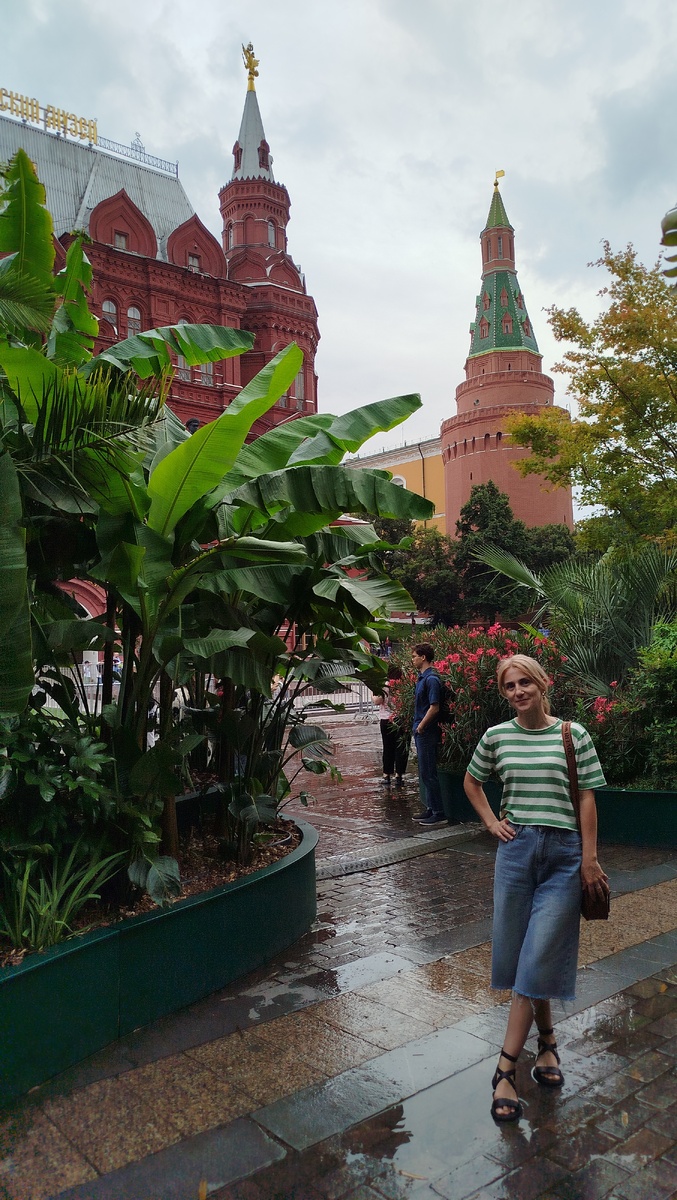 несмотря на дождик, найти свободный промежуток было сложно