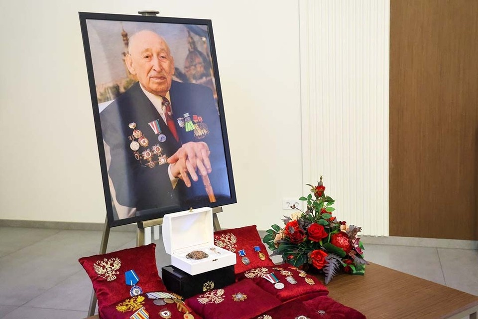    Губернатор Александр Беглов от имени всех горожан выразил родным соболезнования. Фото: Смольный