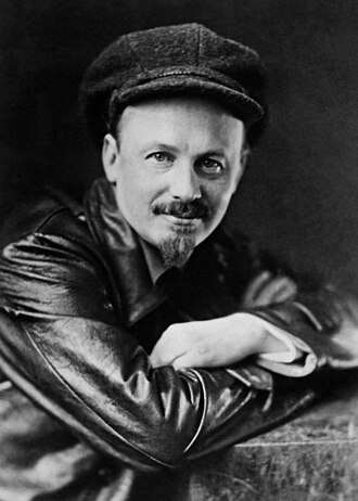 Николай Иванович Бухарин (27 сентября [9 октября] 1888, Москва — 15 марта 1938, Коммунарка, Московская область) — революционер, политический и партийный деятель. Член центрального комитета РКП(б) (1917—1934), кандидат в члены Оргбюро ЦК РКП(б) (1923—1924), кандидат в члены ЦК ВКП(б) (1934—1937), кандидат в члены Политбюро ЦК РКП(б) (1919—1924), член Политбюро ЦК ВКП(б) (1924—1929). Лидер так называемой правой оппозиции в ВКП(б), последовательный противник политики коллективизации. Академик АН СССР (1929). Расстрелян в 1938 году
