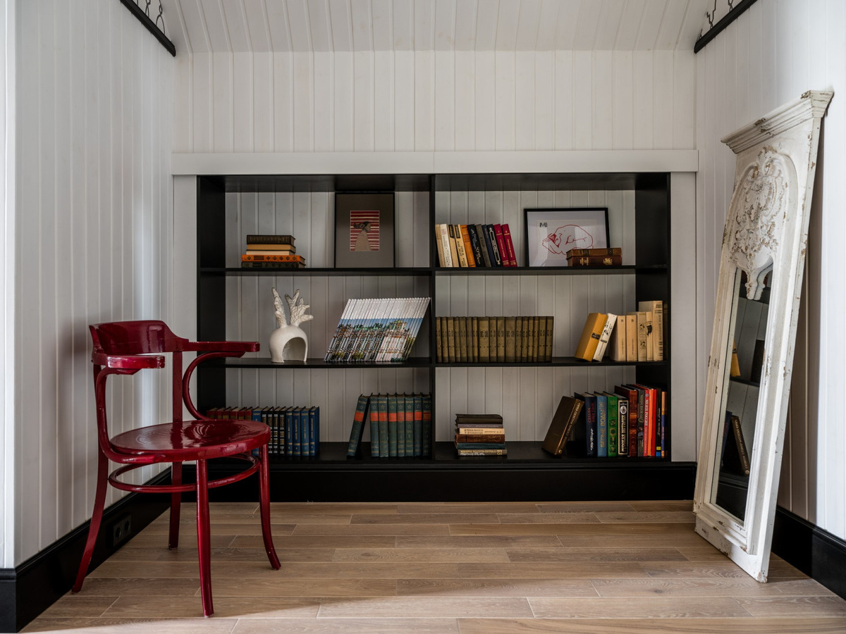 Если комнате недостаёт яркого акцента, им вполне может стать венский стул — например, сочного бордового цвета, как здесь. Интерьер дома в Подольске, дизайнер Игорь Куркин