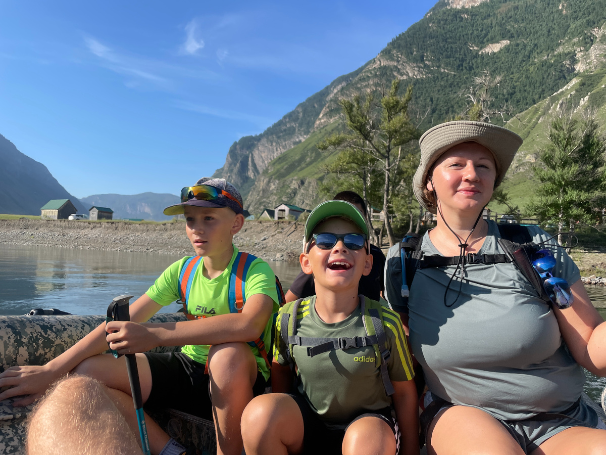 Весело катим на моторной лодке