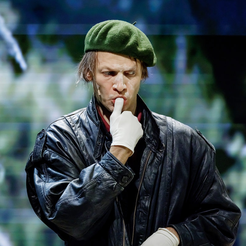 Леон, любовник Эммы (Сергей Шайдаков)