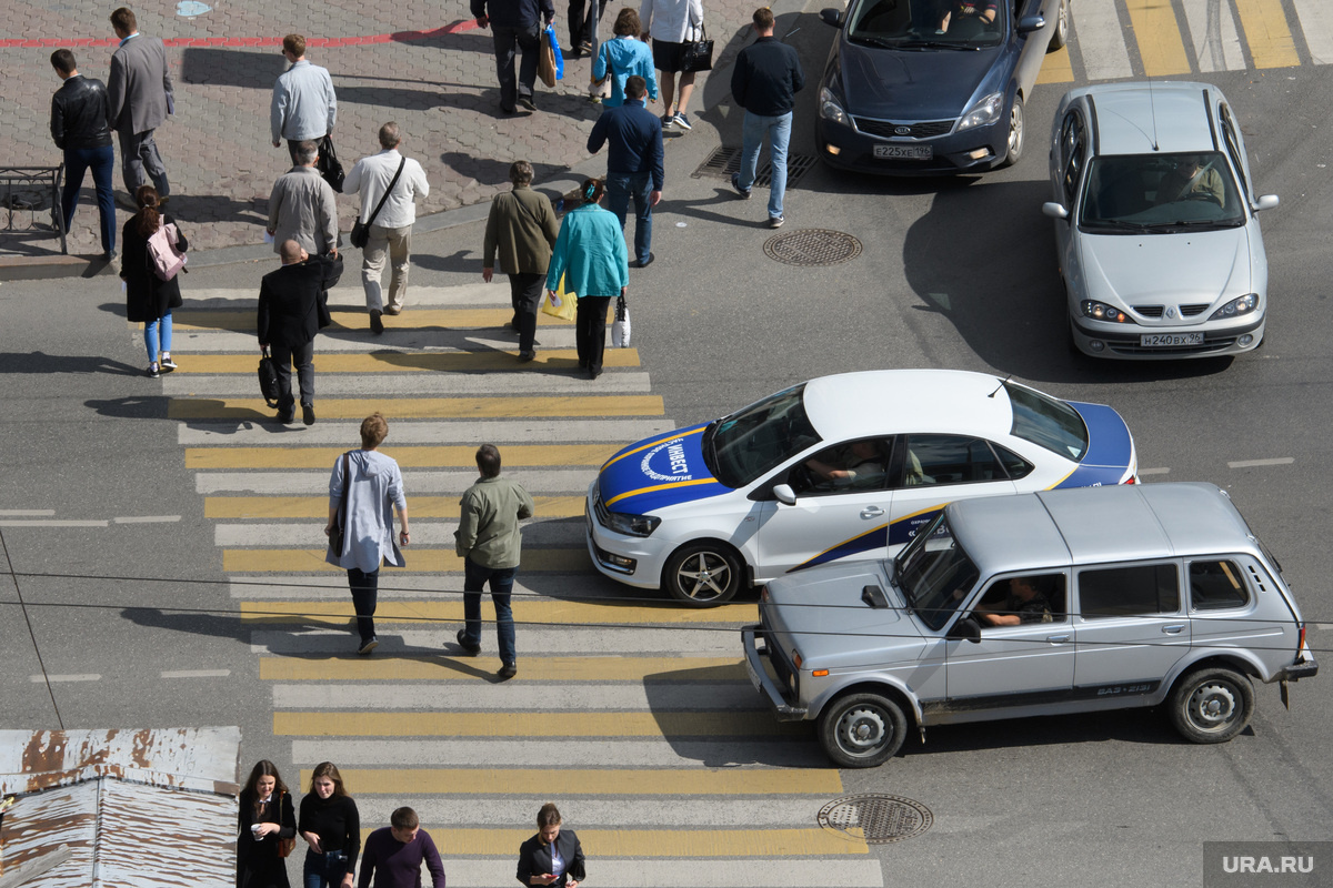 Если пешеход только ступил на «зебру», это не всегда значит, что ему нужно уступать дорогу. Фото: Владимир Жабриков © URA.RU
