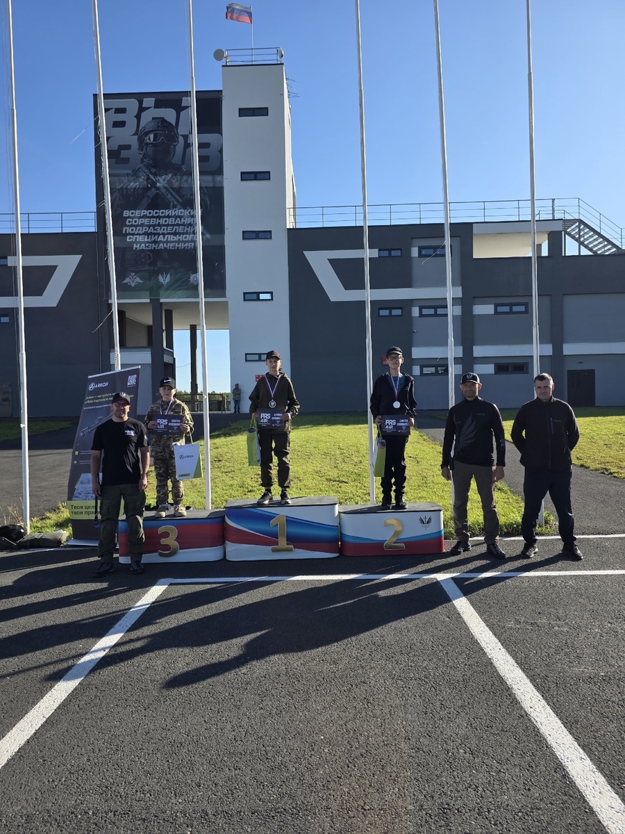 

19 июля в городе Екатеринбурге прошли учебно-тренировочные сборы по стрельбе из пневматической винтовки в дисциплине PRS Air . Организатором сборов выступил клуб высокоточной стрельбы "Архангел Михаил".

Более 20 детей до 18 лет стали участниками этого мероприятия. Стрелки из Екатеринбурга, Москвы, Шадринска ознакомились с особенностями выполнения упражнений в дисциплине PRS Air, стрельбе из неустойчивых положений.
На учебно-тренировочных сборах Шадринск представляли стрелки: Яковлева Софья, Паньков Даниил, Неверова Екатерина.

Наши ребята показали отличные результаты:
Яковлева Софья 1 место
Паньков Даниил 2 место
Неверова Екатерина 3 место

Занимаются спортсмены в ДОСААФ города Шадринска. Тренер Захаров Арнольд Витальевич