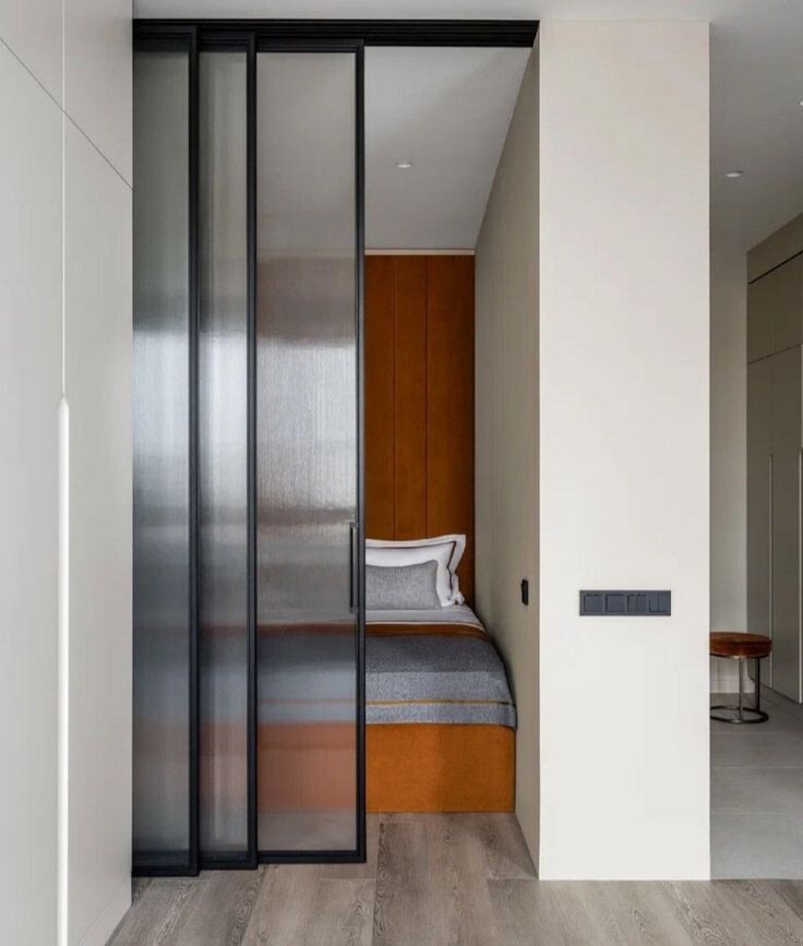 Раздвижная перегородка с рифленым стеклом DORIAN.RU в проекте студии GEOMETRIUM