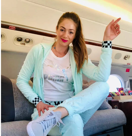 По словам Стайрон, состоятельные пассажиры относились к своим частным самолётам как к личным домам, а это значит, что иногда они уединялись в гостиной. Предоставлено Даниэль Стайрон