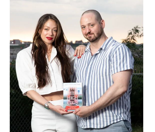 Брат Стайрон, Джеймс Стайрон, посоветовал ей написать о своём опыте работы. Он стал соавтором книги. Ольга