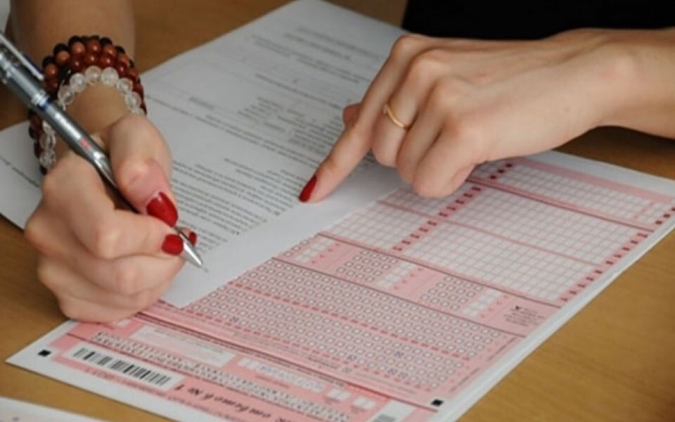    Студент пишет экзамен