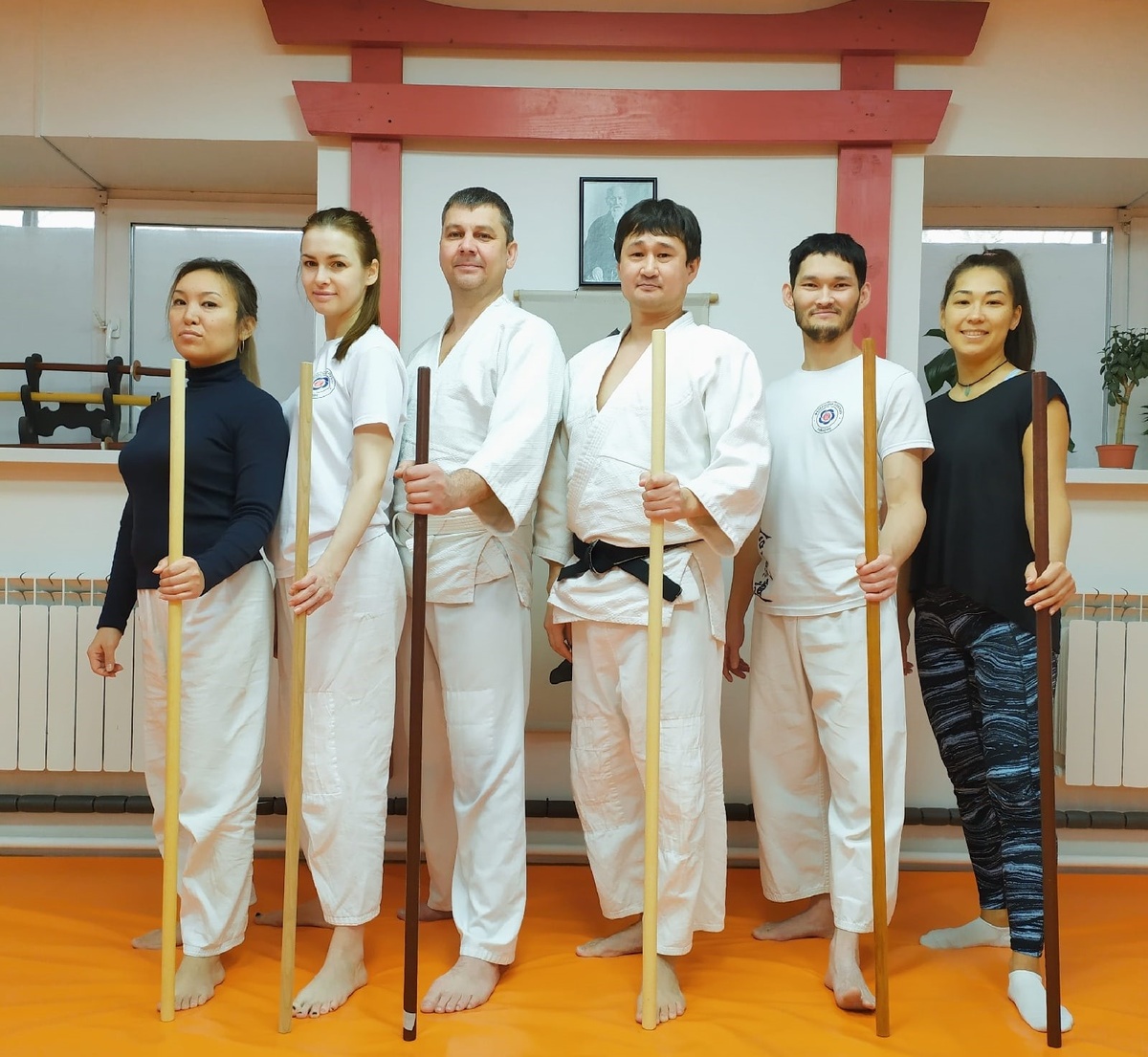 Жемчужин Бабаев (третий справа) — обладатель черного пояса четвертого дана.