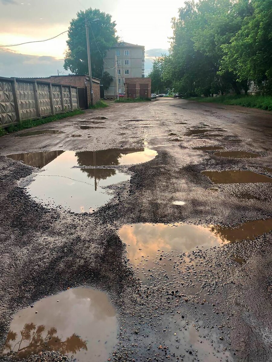 Дорога в Северо-Западном микрорайоне только мечтает о ремонте.