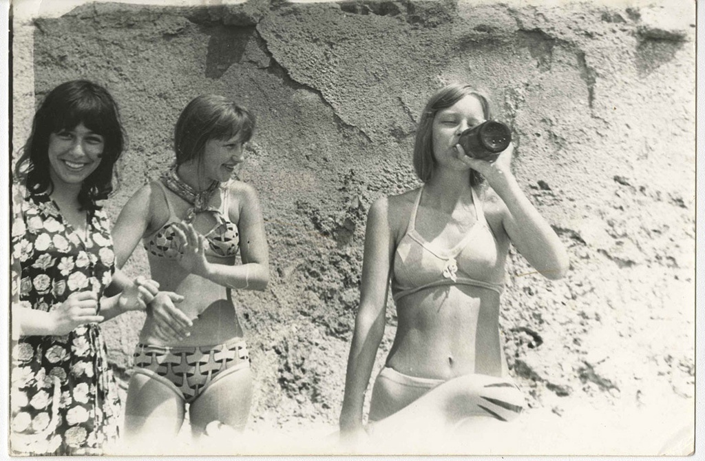 На пляже. Неизвестный автор, 1970-е, Украинская ССР, Крымская обл., пос. Андреевка, архив Ольги Павловны Кухарь.
