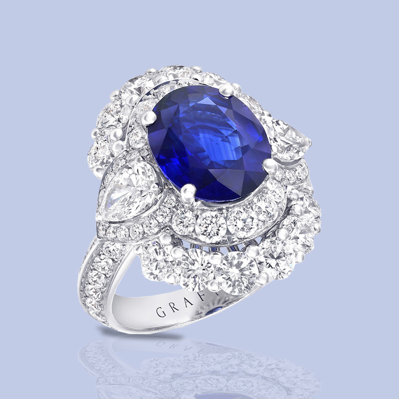 На фото: кольцо Graff Classic из белого золота с бриллиантами и сапфиром