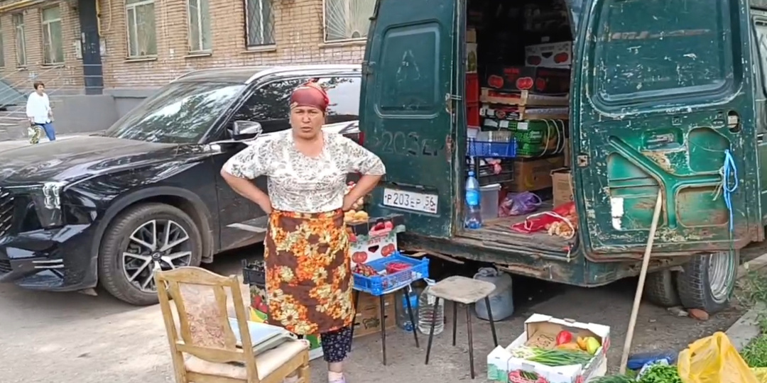 Напавшая на самарца мигрантка продолжает незаконно торговать на проспекте Ленина