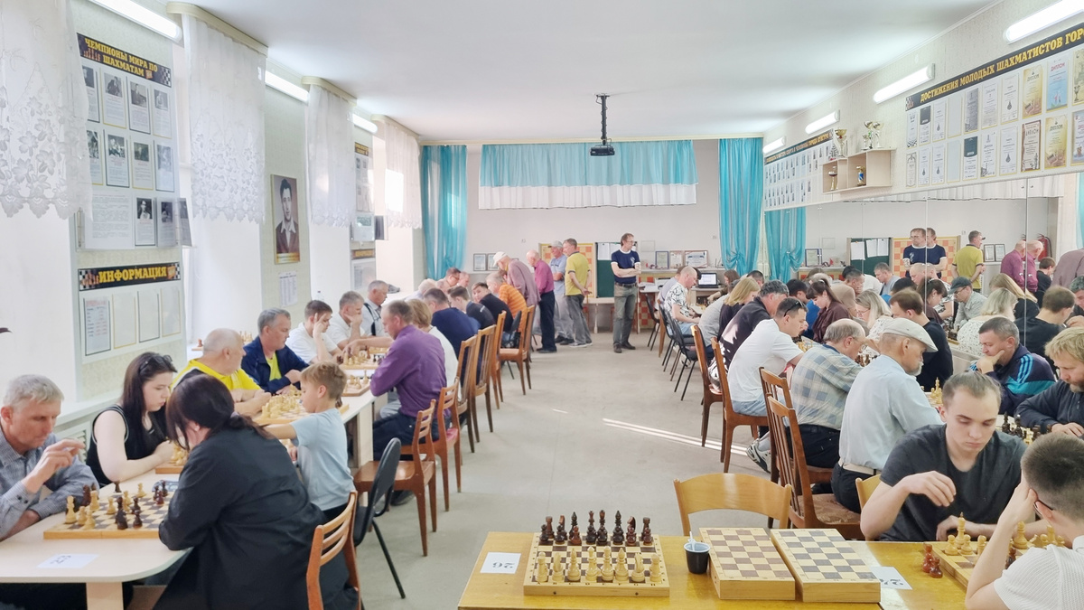 Практически всё пространство шахматного клуба г. Кунгура занято соревнующимися парами спортсменов