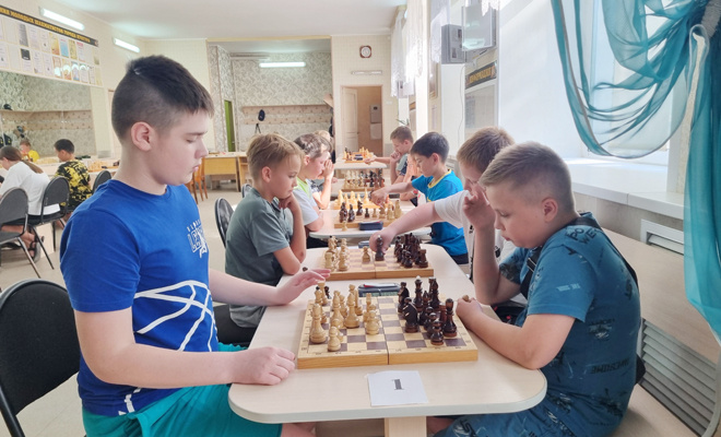 
Партия лидеров детского турнира (10-14 лет). Александр Кардаполов из Москвы (слева) сумел победить Александра Стужука из Кунгура