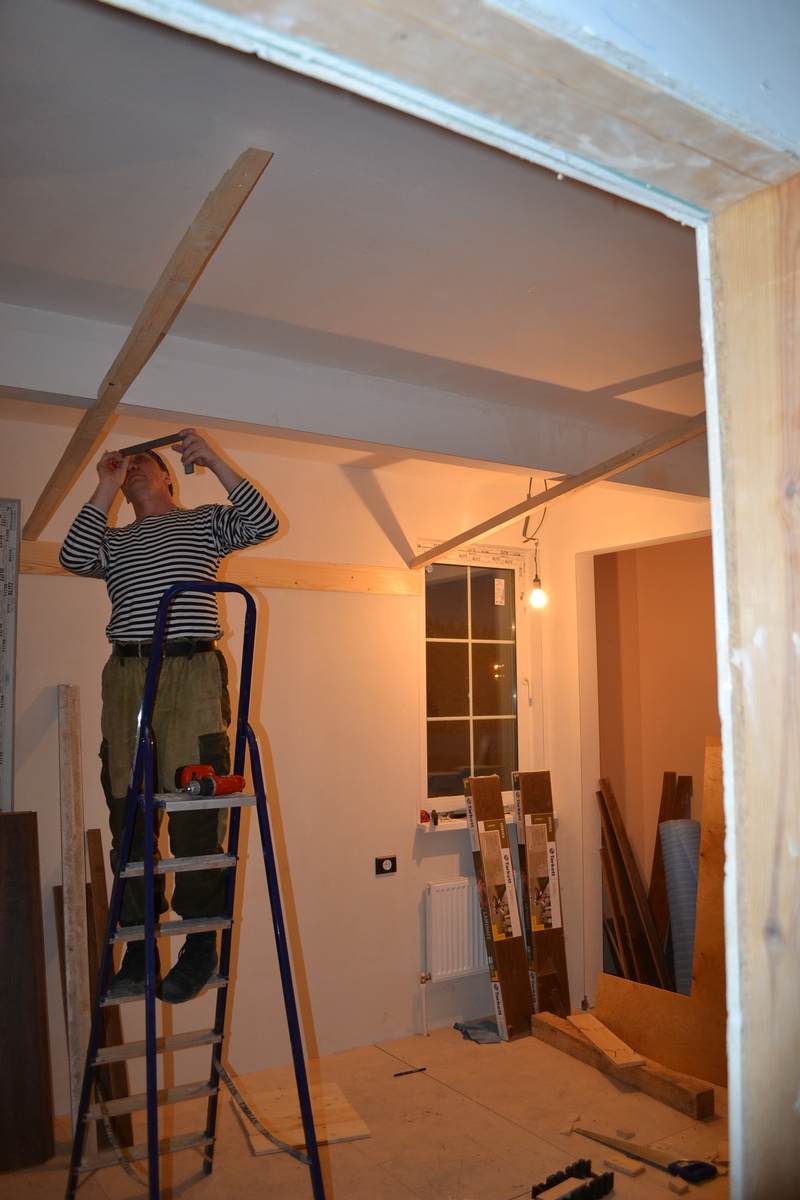 Тут хорошо видны наклонные направляющие для будущего подвеса. Левую доску возле ригеля не резали, это так тень падает. А вот концы на основную часть потолка пришлось постепенно заужать, чтобы прилегание было плотным