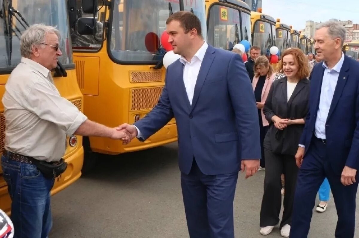    Губернатор Омской области передал школам новую партию автобусов