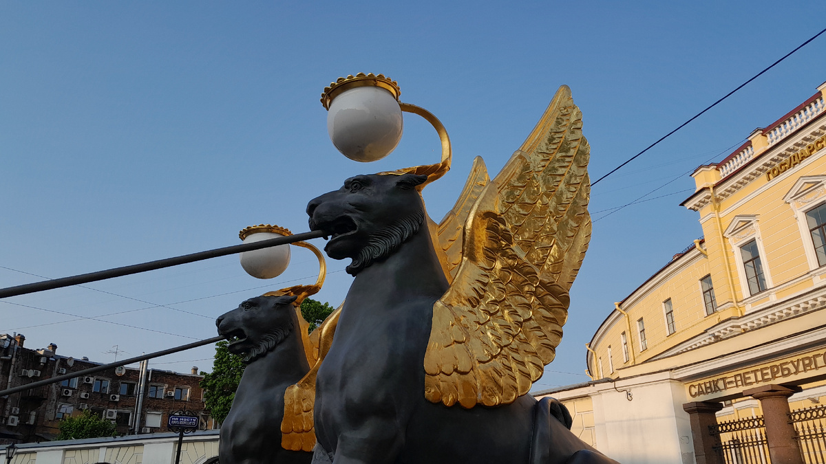 Крылатые львы на Банковском мосту