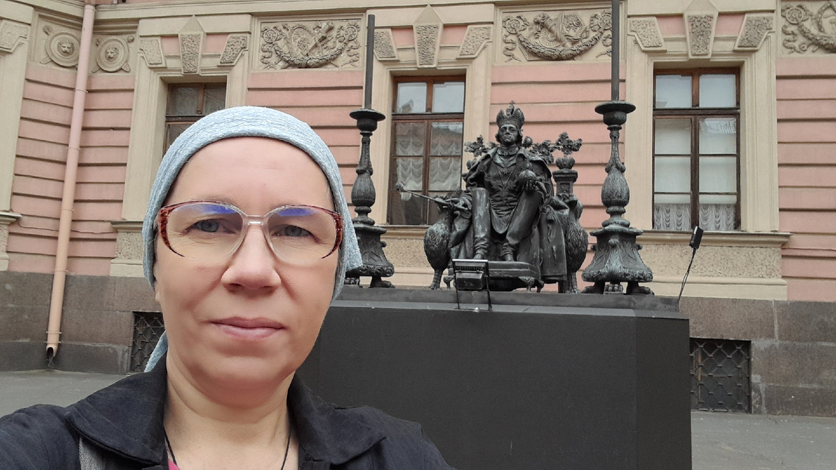 Петербург императорский. У памятника Павлу I, во дворе Михайловского замка.
