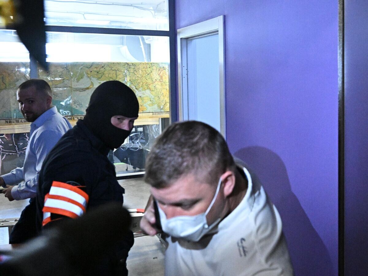    Обыски в офисе Telegram-канала Baza в Москве© РИА Новости / Сергей Бобылев