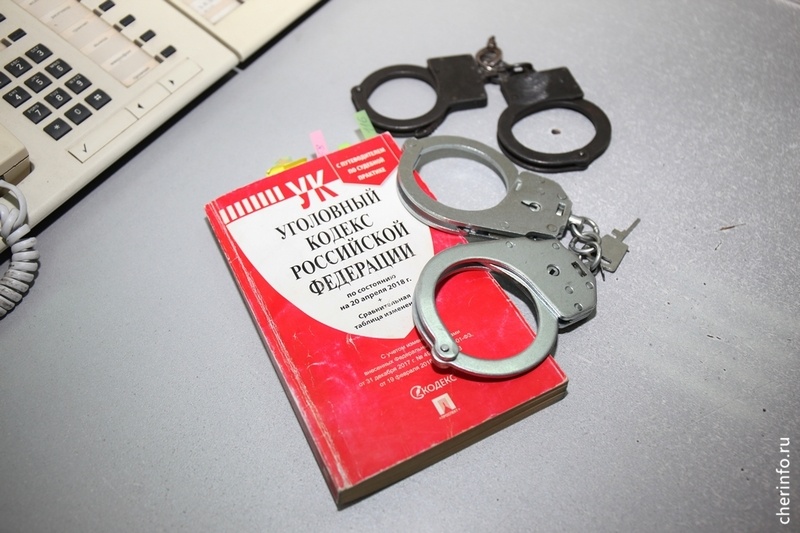    Уголовные дела завели на 32-летнего жителя Ленинградской области. Фигурант брал деньги у пенсионеров и переводил мошенникам.