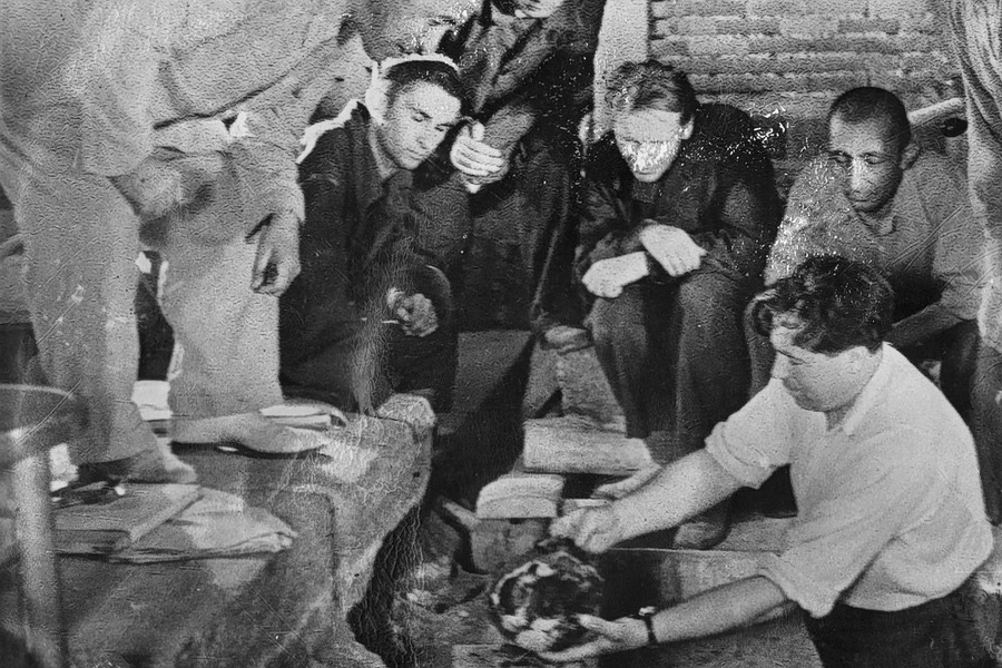 Фотография русской экспедиции по раскопкам в гробнице Тамерлана, 1941 год