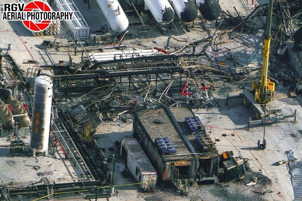 Работы по устранению последствий взрыва прототипа космического корабля Starship SN36 с обрушенным краном. Фото — RGV Aerial Photography/SpaceX.