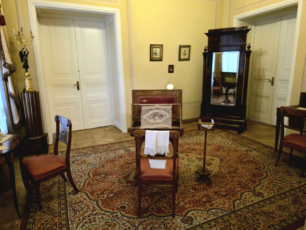 Одна из комнат сестёр Гончаровых в доме Пушкиных по адресу: Санкт-Петербург, Набережная Мойки, дом 12. Фото из архива автора.