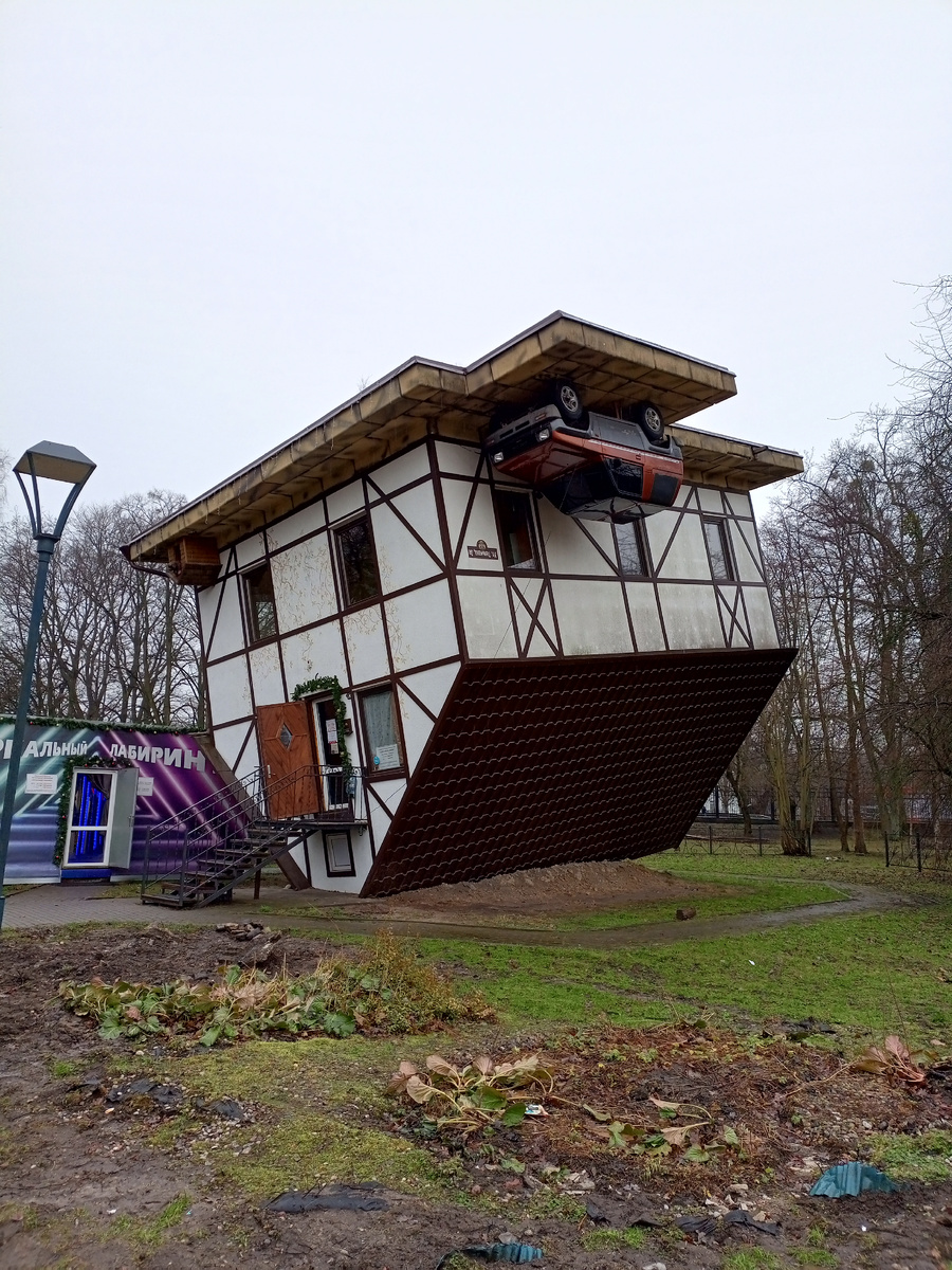 Не понимаю ! Я стою на голове ?  Там же машина припарковалась ! 