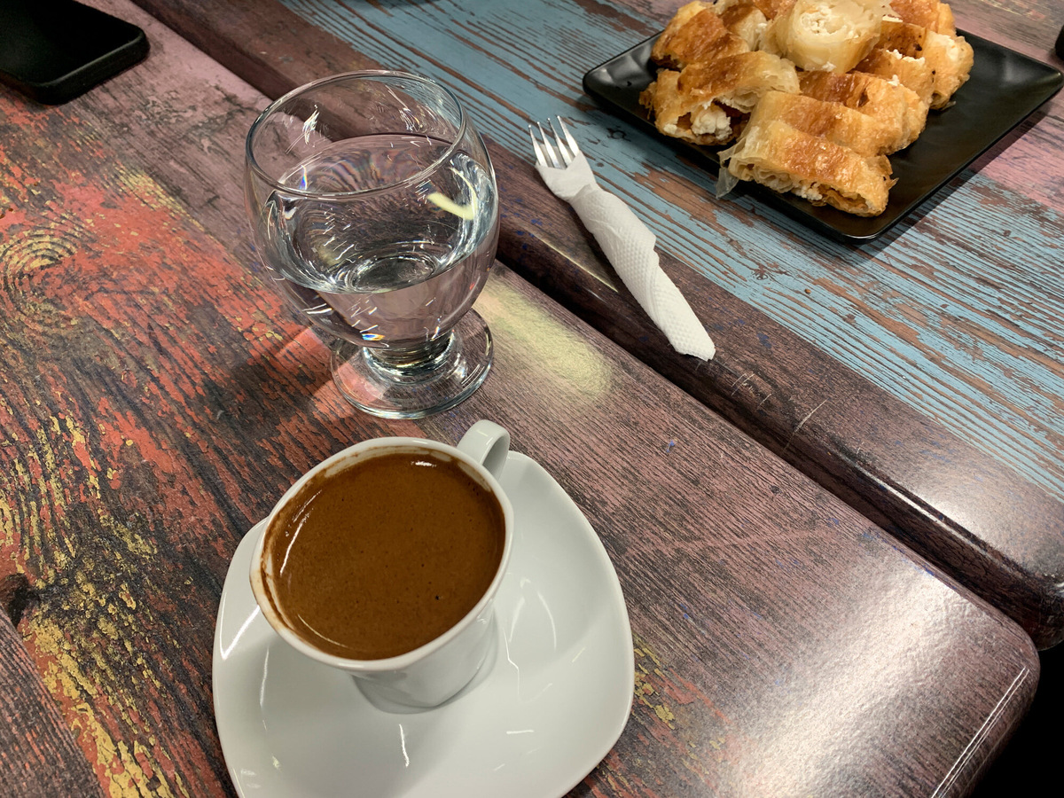 Цены в городе рассчитаны на местных и приезжих студентов, поэтому здесь можно попробовать все турецкие деликатесы и не разориться. Фото: Софья Ремез